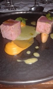 ΛΑΚΕΡΔΑ: Λακέρδα τατάκι με γίγαντες, αμπελοβλάσταρα και τσιγαριαστά χόρτα