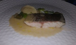 ΜΥΛΟΚΟΠΙ ΜΕ ΑΓΓΙΝΑΡΟΚΟΥΚIΑ: Μυλοκόπι ψημένο στο ζουμί του, με αγγινάρες και κουκιά σε υφές