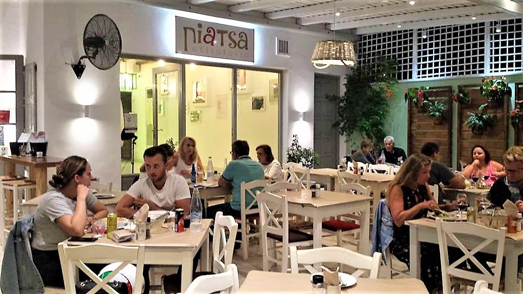 «…και στην Νάουσα της Πάρου πάνε βγάλε με…» για το εστιατόριο&nbsp;Πiatsa