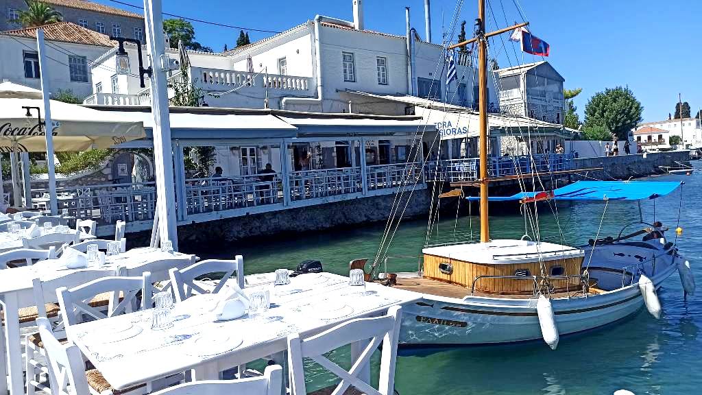 Μεζεδοπωλείο – Ουζερί Καπελογιάννης στις Σπέτσες, παίρνει σε όλα άριστα&nbsp;10