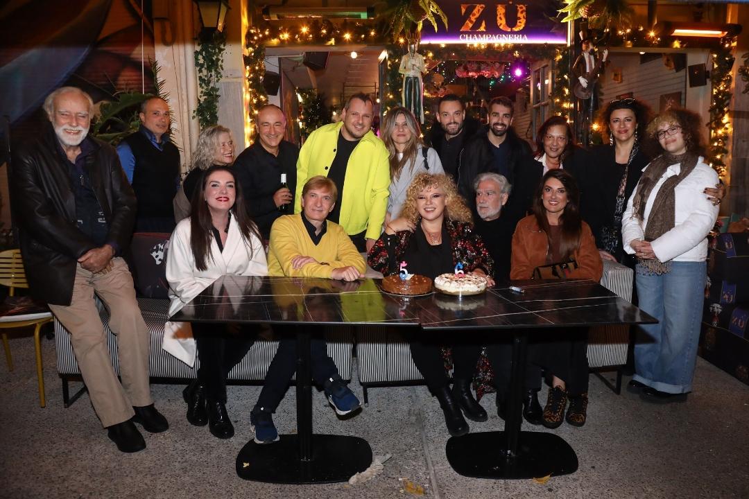 Η Αθηνά Καμπάκογλου σε μια σπάνια δημόσια εμφάνιση γιόρτασε τα γενέθλιά της στο «ZU&nbsp;Champagneria»