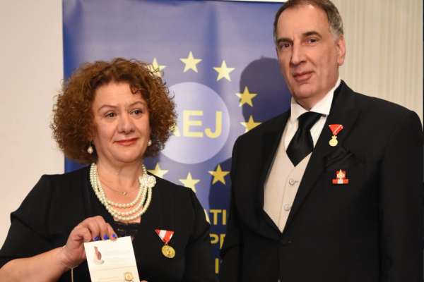 Με το Χρυσό Μετάλλιο της «Φλόγας της Ειρήνης» τιμήθηκε η διακεκριμένη δημοσιογράφος Ησαΐα Τσαουσίδου